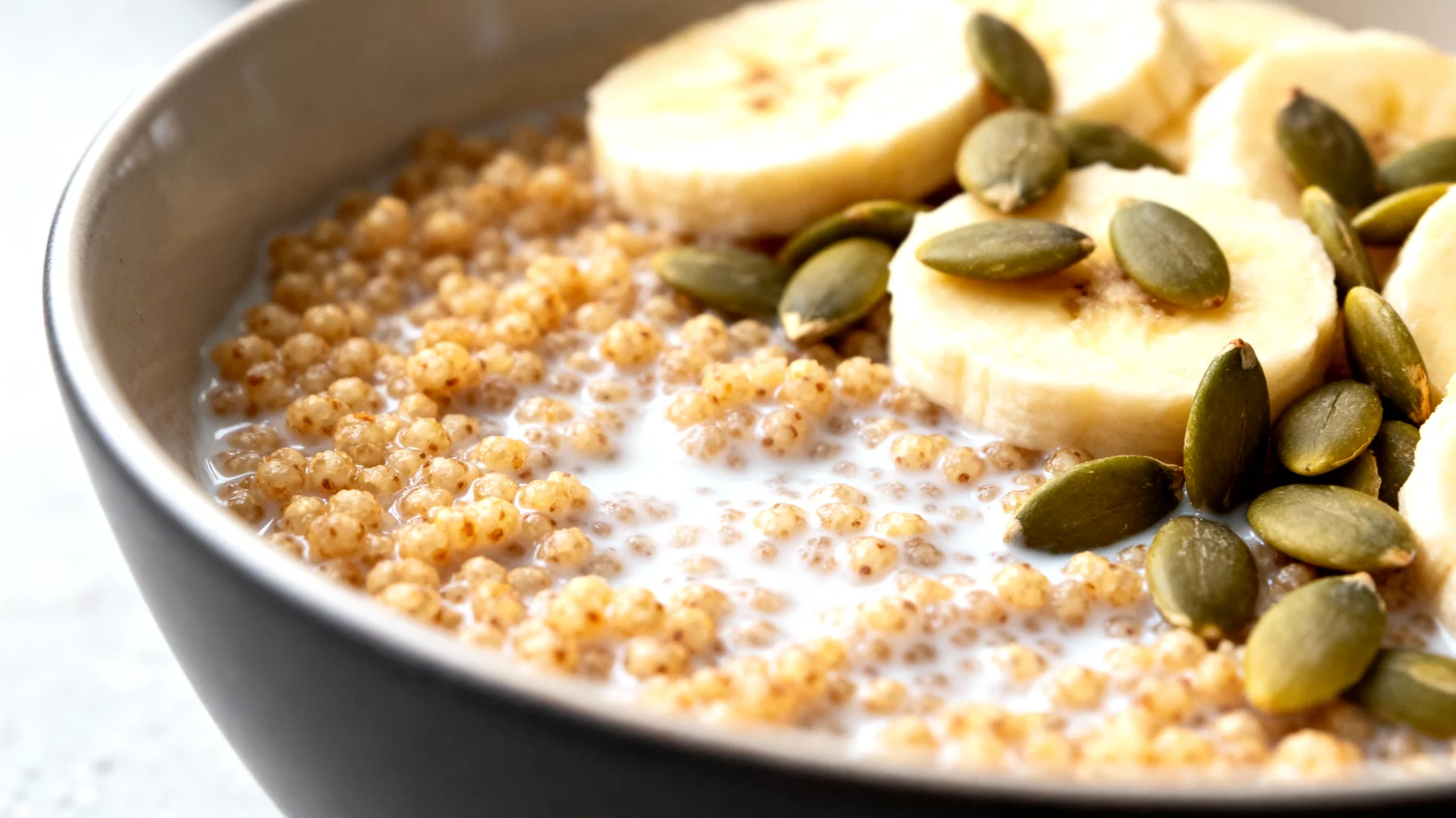 Amaranto soffiato con latte vegetale, banana e semi di zucca"